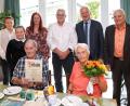 Bild: njn/exb
Das Jubelpaar Wolfgang und Marianne Kanbach feierte Eiserne Hochzeit. Dazu gratulierten neben der Familie Bürgermeister Johannes Reger (Zweiter von rechts) und stellvertretender Landrat Günter Kopp (rechts).