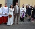 Bild: jr
Kirchlich geheiratet haben am Samstagnachmittag in der Kleinen Kappl Magdalena Stein und Christoph Wührl. Das Bild zeigt sie beim Verlassen der Kirche mit Pfarrer Konrad Amschl. Mit dabei Freunde, Bekannte und die Familie des Brautpaares.