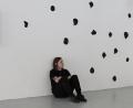 Bild: Dominik Franke/exb
Künstler Dominik Franke mit Skulpturen aus Gips in der Ausstellung „Entfremdung“ in der Akademiegalerie Nürnberg.