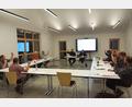 Bild: bkr
Hell, einladend und geräumig ist der neue Sitzungssaal des Gemeinderates im frisch eingeweihten Feuerwehrgerätehaus.