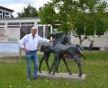 Bild: as
Wolfgang Wenisch nimmt langsam Abschied von der Behörde, die er seit 2007 geleitet hat. Der 65-jährige Mitterteicher tätschelt hier die Bronzepferde, die seit dem Bau des Landwirtschaftsamtes Tirschenreuth in den 1960er Jahren vor dem Gebäude stehen und zu einem Symbol für die Tierhaltung geworden sind.