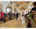 Bild: gri
Das Brautpaar Stefanie und Michael Gebert auf dem Weg zum Altar. Links die Mutter des Bräutigams, rechts die Mama der Braut.