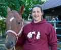 Bild: Stephan Huber
Europameisterin, Unternehmerin, Trainerin, Reitlehrerin, Pferdezüchterin und jetzt auch Pferdehof-Besitzerin: Katharina Schmitz (im Bild mit ihrem Lieblingspferd Candy) betreibt in Thansüß eine Westernriding-Anlage mit über 70 Pferden.
