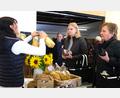 Bild: Hirsch
Direktvermarkterin Bettina Raab (links) bot beim Oberpfälzer Bauernmarkt Eier aus ihrem Hühnermobil und Nudeln aus eigener Produktion an.