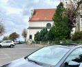 Bild: Gabi Schönberger
Bald erstrahlt der Parkplatz an der St.-Felix-Kirche in neuem Licht. Eine neue Beleuchtungsanlage soll die Nacht zum Tag machen.