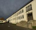 Bild: Annette Spreitzer
Der Schultrakt aus den 1950er-Jahren und der Erweiterungsbau dienen der Grund- und Mittelschule Windischeschenbach in den nächsten Jahren als Übergangslösung.