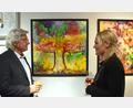 Bild: ubb
Tom Brankovic gehört zu den Gründungsmitgliedern der Tirschenreuther Künstlergruppe. Er hat einen surrealistischen Baum für die Jubiläums-Ausstellung gemalt, auf dem eine Frauengestalt zu sehen ist. Kathrin (rechts) war sein Modell und war deshalb auch zur Vernissage eingeladen.