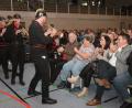 Bild: Hirsch
Die Altneiheiser Feierwehrkapell`n gab im Rahmen der Kulturwochen ein Konzert in der Wackersdorfer Sporthalle und bekam viel Beifall von den 600 Besuchern. Vorne von rechts Pfarrer Hubert Bartel und Bürgermeister Thomas Falter mit Gattin.