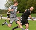 Bild: ham
Samuel Hadasch (links) im Zweikampf mit dem Kemnather Thomas Ott. Hadasch glückte kurz vor Schluss der 2:1-Siegtreffer. Ott war mit der Vorstellung der Gäste dennoch zufrieden.
