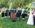 Bild: kro
Bianca und Christian Übelacker trauten sich, zudem wurde ihr gemeinsamer Sohn Josef getauft. Die Müncherneuther Bauernkapelle spielte dem Hochzeitspaar ein kleines Ständchen und gestaltete auch den Gottesdienst mit.