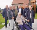 Bild: fvo
Vor der Dorfkirche in Spielberg feiert Rosa Schwab (vorne Mitte) zusammen mit ihren Kindern ihren 90. Geburtstag. Für die Marktgemeinde Waldthurn gratuliert Zweiter Bürgermeister Roman Bauer (hinten Mitte).