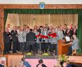 Bild: bsc
Stimmgewaltig und beeindruckend traten zusammen der Männergesangverein „Frohsinn“ Friedenfels (dunkle Jacken), der Gesangverein Schönhaid und die Chorgemeinschaft Krummennaab/Thumsenreuth beim „Bunten Abend der Musik“ in Friedenfels auf.