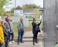 Bild: mfh
Silke Meyer (Zweite von rechts), die in der Neukirchener Bauverwaltung arbeitet, erklärt die Nutzung der verschließbaren Stellplätze mit dem Mobiltelefon.