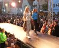 Bild: Hirsch
Riesenandrang bei der Modenschau am Schwandorfer Marktplatz: Die Leute stehen dichtgedrängt am Laufsteg und genossen beim Mondschein-Shopping die abendliche Atmosphäre.