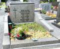 Bild: Rainer J. Christoph/exb
Die Familiengruft Langer auf dem Bärnauer Friedhof soll zwar aufgelöst, aber dennoch bestehen bleiben. Statt der Namen soll künftig eine Tafel mit einer Gedenkaufschrift an Vertriebene aus dem Sudetenland, Schlesien und weiteren deutschen Ostgebieten erinnern, die nach 1945 in Bärnau eine neue Heimat fanden.