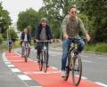 Bild: Wolfgang Steinbacher
Die Köferinger Straße mit dem neuen Radweg war eines der Vorzeigeobjekte in der Stadt Amberg, die die Verantwortlichen der Bewertungskommission der Arbeitsgemeinschaft fahrradfreundliche Kommunen präsentieren konnten.