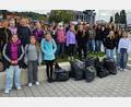Bild: Beate Binder.
Die Schülerinnen der Dr.-Johanna-Decker-Schulen mit ihren vollen Müllsäcken.