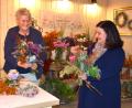 Bild: ubb
Sieglinde Gorthan und Pamela Lang (von links) binden für die Neueröffnung eifrig viele schöne Sträuße. Die Gäste sollen gleich am ersten Tag sehen, welche Trends gerade "in" sind im Blumengeschäft. Die beiden Floristinnen haben es sich zum Ziel gesetzt, ihre Kunden in jeder Blumenfrage individuell zu beraten.