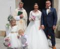 Bild: kro
Julia und Christopher Hofmann beim Verlassen der Kappl. Mit auf dem Bild Pfarrer Professor Dr. Wolfgang Vogl und die beiden Brautkinder, eine Nichte und ein Neffe der Braut.