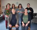 Bild: hdk
Das DO-Haus ist ihnen seit langer Zeit Arbeitsplatz oder Heimat: (stehend, von links) Carola Dreyer, Angela Engelhardt, Annette Beuttenmüller, Silke Maier, (sitzend, von links) Bewohner Arno L. und die Leiterin Doris Rhea.