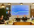 Bild: Gerhard Krones
Interessiert verfolgt der gesamte Stadtrat mit Bürgermeister Marcus Eichenmüller (Zweiter von rechts) an der Spitze die Ausführungen von Martin Schulz (stehend) von der Bayernwerk Netz GmbH zum intelligenten Energiemanagement für die Stadt Schnaittenbach