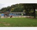 Bild: mrr
Auf dem Gelände des 1. FC Rieden soll ein Natur-Generationen-Spielplatz entstehen. Dazu wird das Kunstrasenfeld durch ein nachhaltiges Rasenkonzept ersetzt.