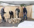 Bild: pi
Andreas Juilfs (rechts) und das Team sind mit den Aufbauarbeiten für die Vogelschau beschäftigt.