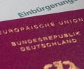 Bild: Fernando Gutierrez-Juarez/dpa
Seit der Einbürgerungsreform verzeichnen die Stadt Weiden und der Landkreis Neustadt/WN deutlich steigende Zahlen bei den Einbürgerungsanträgen und den Einbürgerungen.
