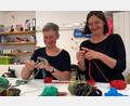 Bild: Heike Unger
Dorli Pfeiffer (links) und Christine Lottner, zwei Luftlehrerinnen aus dem Luftmuseum, haben schon mal angefangen: Sie hoffen, dass möglichst viele Unterstützer Luftmaschenketten für die Amberger Luftnacht im September häkeln.