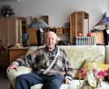 Bild: ubb
Herbert Schnurer sitzt an seinem 90. Geburtstag nicht etwa in seinem gemütlichen Wohnzimmer und lässt sich feiern. Das Foto ist in seinem Möbelhaus in Waldsassen im Schaufenster entstanden, wo der gelernte Raumausstatter mit Meistertitel immer noch sechs Stunden täglich arbeitet.