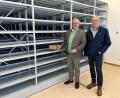 Bild: Andreas Hofmeister/Stadt Schwandorf/ exb
Der Umzug ins neue Stadtarchiv – für Oberbürgermeister Andreas Feller (links) ein Aushängeschild – wird vorbereitet. Rechts im Bild Stadtarchivar Josef Fischer.
