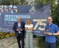 Bild: ge
Zur "Langen Nacht der VHS" laden Landrat Richard Reisinger, Leiterin Claudia Mai und ihr Stellvertreter Thomas Rode (von links) ein.