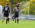 Bild: Hubert Ziegler
Benjamin Meier (rechts hinten) von der DJK Ensdorf lässt sich von seinem Kapitän Stefan Grabinger (rechts vorne) nach seinem 1:0-Führungstreffer gegen Germania Amberg feiern. Ensdorf ist derzeit 2. der Kreisklasse Süd und Tabellenführer DJK Ursensollen dicht auf den Fersen.