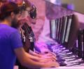 Bild: Oliver Berg/dpa
Messebesucher testen ein Computerspiel bei der Gamescom 2022.