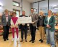 Bild: Dominik Hopperdietzel
Zur Spendenübergabe kamen von links: Leiterin des Kulturamtes Sabine Guhl, Waltraud Koller-Girke, Oberbürgermeister Jens Meyer, „Pro Libris“-Vorsitzender Stephan Oetzinger sowie die beiden Bibliotheksleiterinnen Ruth Neumann und Katja Sauermann