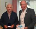 Bild: gf
90. Geburtstag feiert Ernst Klober (links) aus Kümmersbruck. Bürgermeister Roland Strehl gratuliert.