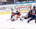 Bild: Jan-Malte Diekmann
Daniel Bruch (links) markierte in dieser Szene den zwischenzeitlichen 2:4-Anschlusstreffer für die Blue Devils Weiden. Am Ende setzte es eine 2:5-Plite bei den Kassel Huskies