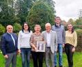 Bild: fpoz
Evi und Joseph Daubenmerkl (in der Bildmitte mit dem Hochzeitsfoto) freuten sich über die Glückwünsche zur Goldenen Hochzeit. Es gratulierten (von links) Seniorenbeauftragter Gerhard Weber, Tochter Beate, Sohn Michael und Bürgermeisterin Margit Bayer.