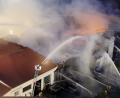 Bild: Gustl Beer
Während der Großbrand in der Lagerhalle wütete, hielt die Brandmauer zum vorderen Teil des Gebäudes der Hitze und den Flammen stand. Brandstiftung scheidet nach Auskunft der Polizei als Ursache aus.