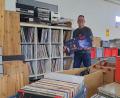 Bild: Udo Bartsch/fph
Zwischen Schallplatten und Unterhaltungselektronik: Rainer Müller in seinem gut gefüllten Lager.