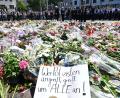 Archivbild: Bernd Weißbrod, dpa
7. Juni 2024: Blumen und Kerzen auf dem Marktplatz in Mannheim bei einer Gedenkminute für den getöteten Polizisten.