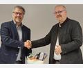 Bild: Daniel Bronold/exb
Vorsitzender Pfarrer Johannes Lukas (rechts) dankt dem ehemaligen Geschäftsführer der Sozialstation Weiden, Martin Kneidl.
