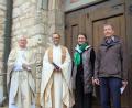 Bild: bjo
Der neue Schmidmühlener Pfarrer Norbert Große (von links) wird an der Tür der Pfarrkirche von Prodekan Thomas Helm, Pfarrgemeinderatssprecherin Lena Klieber und Kirchenpfleger Frank Flieder begrüßt.