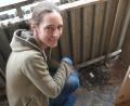 Bild: Gabi Schönberger
Mirjam Schöberl von der Stadttaubeninitiative Weiden tauscht Eier am Balkon eines Wohnhauses. Zwei Mal wöchentlich ist sie dafür im kompletten Stadtgebiet unterwegs.