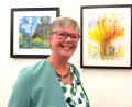 Bild: Peter Ringeisen
Künstlerin Gerti Räß vor Bildern ihrer Ausstellung im Foyer des Amberger Rathauses.