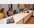 Bild: no
Die Jugendbeauftragte Selina Englhard (ganz rechts) im intensiven Meinungsaustausch mit den Vertretern der Gruppierungen und Vereine, welche in der Gemeinde aktive Nachwuchsarbeit betreiben.