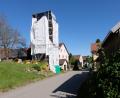 Bild: le
Hinter der weißen Plane verbirgt sich der Glockenturm von Schlattein.
