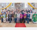 Bild: ws-fotografie
Die 21 Jubelpaare mit Pfarrer Konrad Amschl, Pastoralreferentin Maria Wagner, Pfarrgemeinderatssprecher Markus Fichtner, Kirchenpfleger Marco Morgado und Kommunionhelfer Tobias Franz.