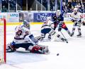 Bild: Tobias Neubert
Blue-Devils-Stürmer Fabian Voit (Dritter von links) scheiterte mit diesem Versuch an Ilya Sharipov im Tor der Ravensburg Towerstars.
