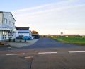 Bild: lnz
Auf der Oberteicher Straße in Mitterteich gelten künftig ab der Abzweigung von der Marktredwitzer Straße bis zum Ortsende Tempo 30 und ein einseitiges absolutes Halteverbot (im Bild auf der rechten Seite). Im Hintergrund ist das neue Logistikzentrum der Schott AG zu sehen.